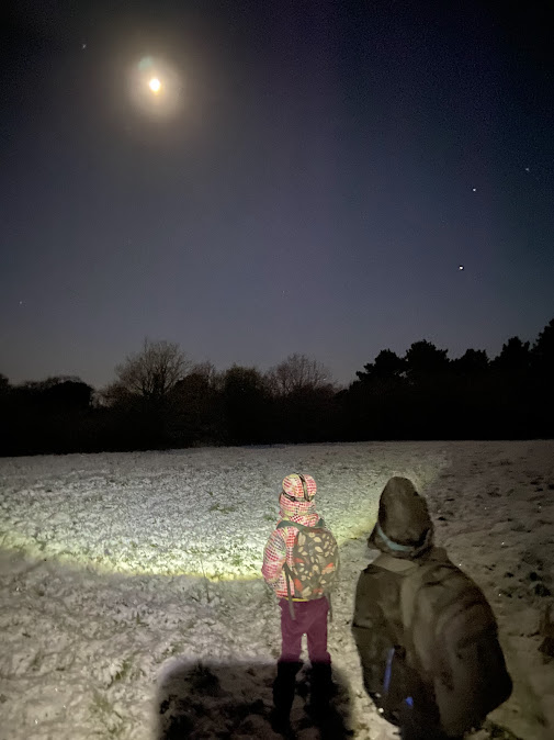 Aller à l’école en marchant… de nuit et dans la neige !
